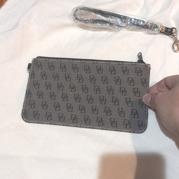 Dooney & Bourke pouch - Picture 4 of 14